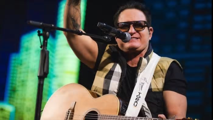 Cantor sertanejo cai no palco, bate a cabeça e show é finalizado às pressas