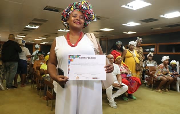 Setur entrega certificados de qualificação para baianas de acarajé