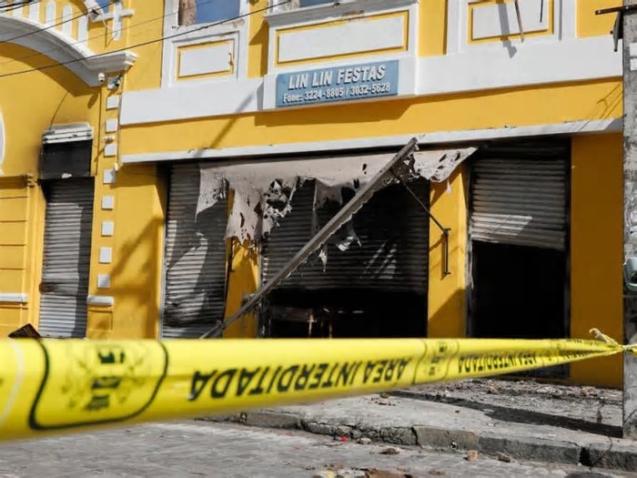 Recife: prédios vizinhos à loja atingida por incêndio, no Bairro de São José, são interditados