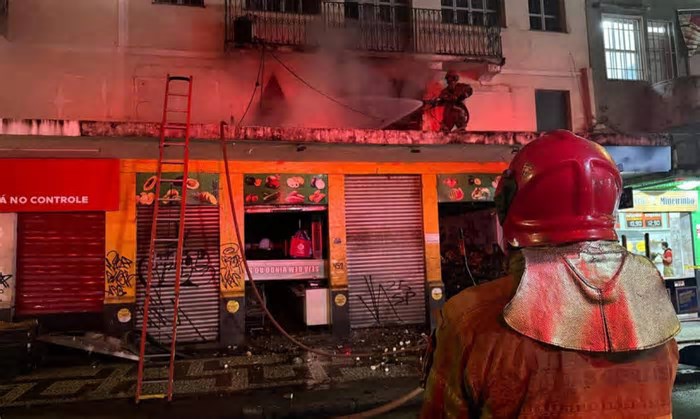 Prédio de sacolão atingido por fogo no Centro de BH ainda será vistoriado