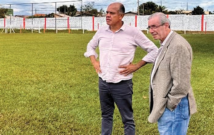 Bíblia, boi e bola: Cunha mira MG e investe em estações de rádio, time de futebol e visitas a igreja e leilão de gado