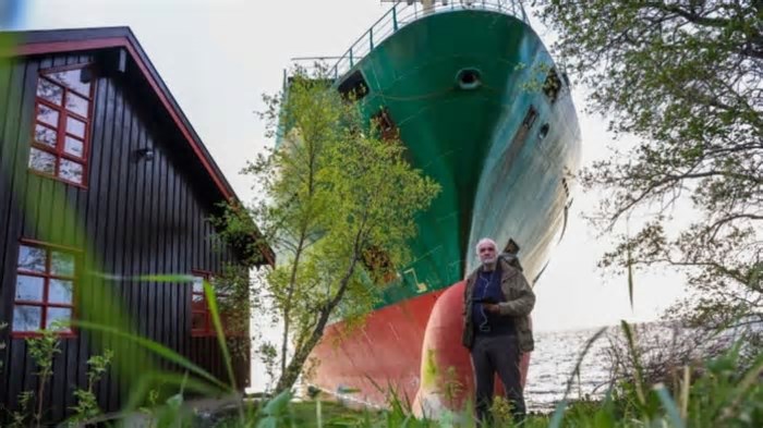 Navio cargueiro estaciona em quintal e dono da casa nem percebe