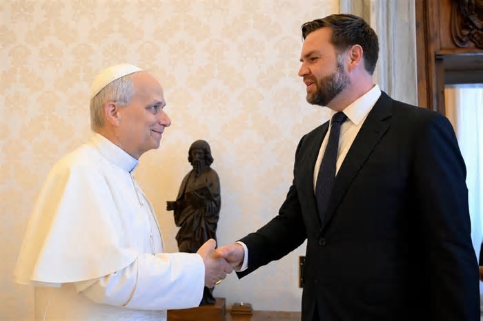 Crítico de Trump, papa Leão XIV é convidado para visitar a Casa Branca