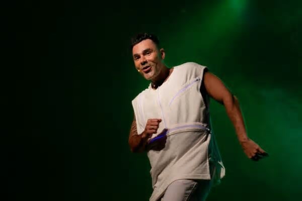Rodrigo Sant’anna chega a Belo Horizonte com apresentação única de “Atazanado”