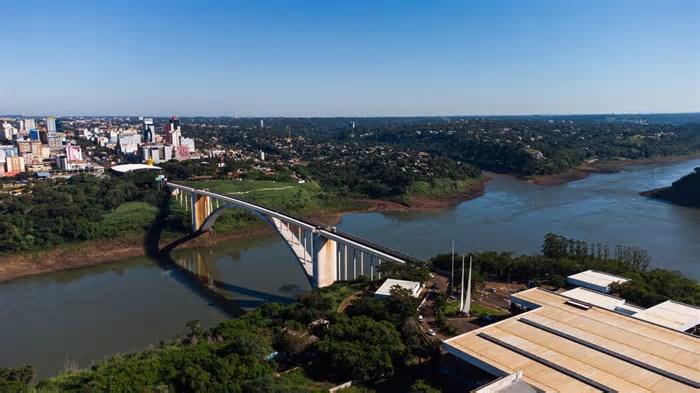 Essa cidade na fronteira do Brasil está surpreendendo turistas do mundo inteiro