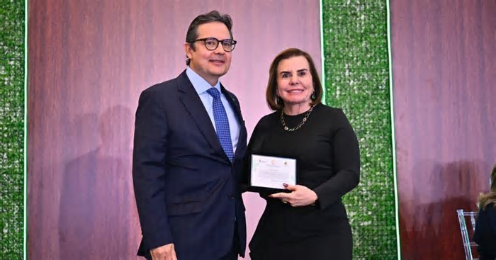 Presidente do TCE-AM é homenageada em Congresso Internacional