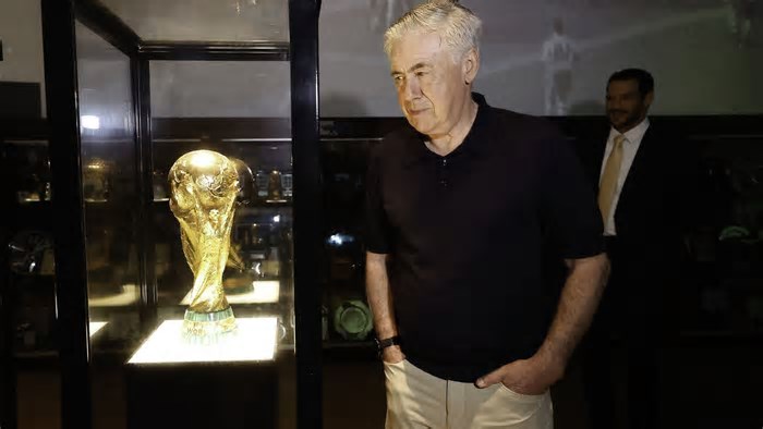 Carlo Ancelotti visita museu da Seleção Brasileira e conhece a sede da CBF