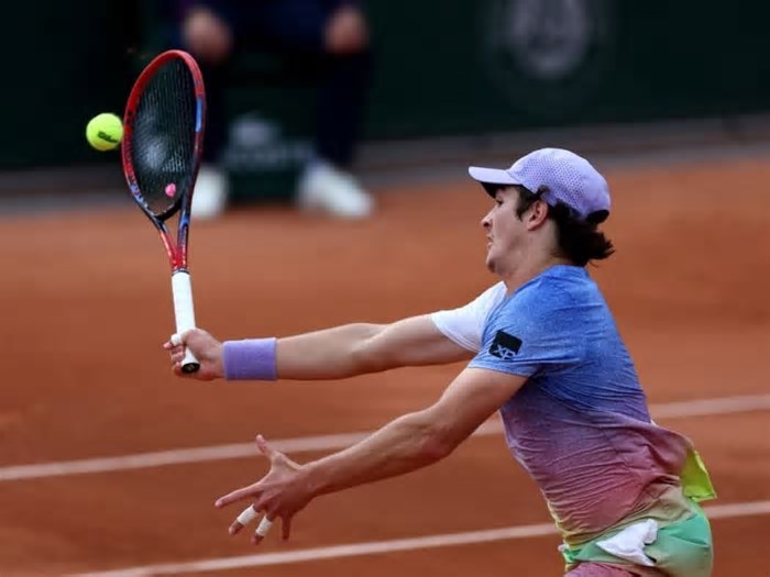 João Fonseca x Pierre Hebert: saiba onde assistir o confronto da 2ª rodada de Roland Garros