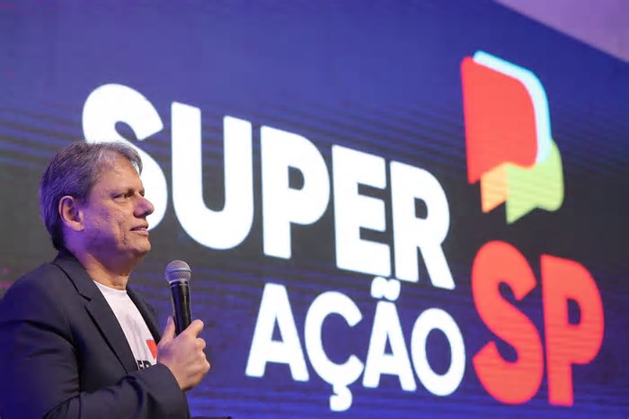 Tarcísio lança programa social em evento com comparações ao Bolsa Família: 'mais importante é a fé que vai superar a pobreza'