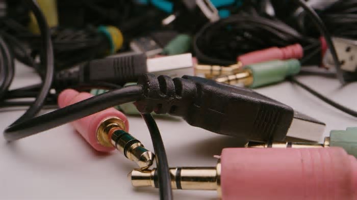 O que ninguém te contou sobre os usos secretos dos cabos USB velhos
