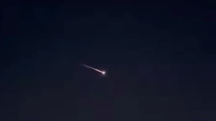 Rastro luminoso no céu foi causado pela reentrada de um corpo de foguete da SpaceX