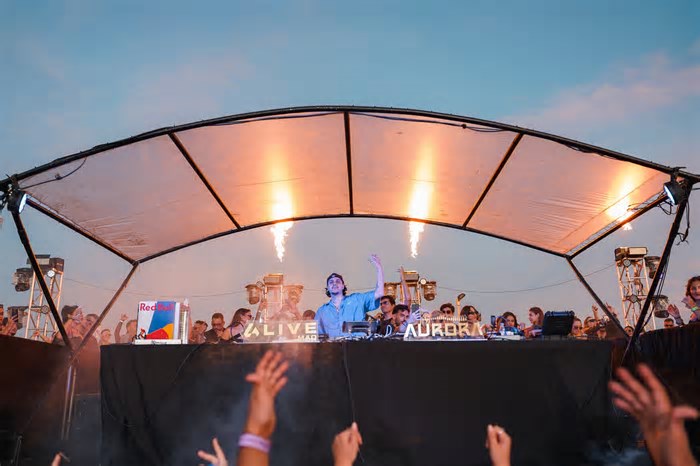 Festa eletrônica leva mais de mil pessoas a novo espaço com vista panorâmica de Manaus