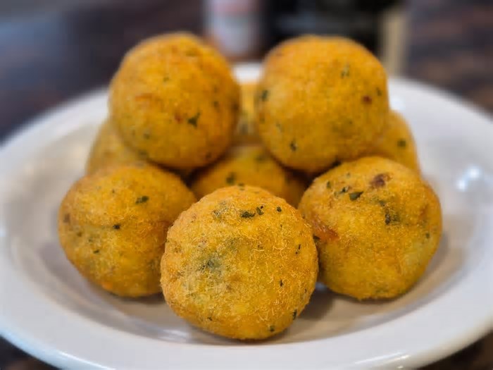 Onde provar o novo patrimônio do Rio: no Cadeg, bolinho de bacalhau causa fila na porta e tem sabor de tradição