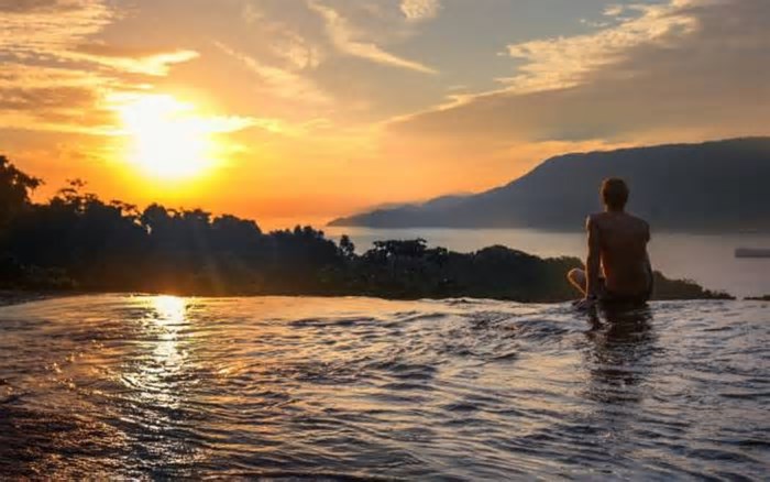 Deixa piscina no chinelo! Cidade em SP tem cachoeira com borda infinita e vista para o mar