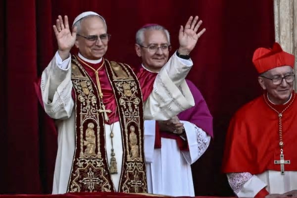 Vaticano divulga brasão e lema do papa Leão 14