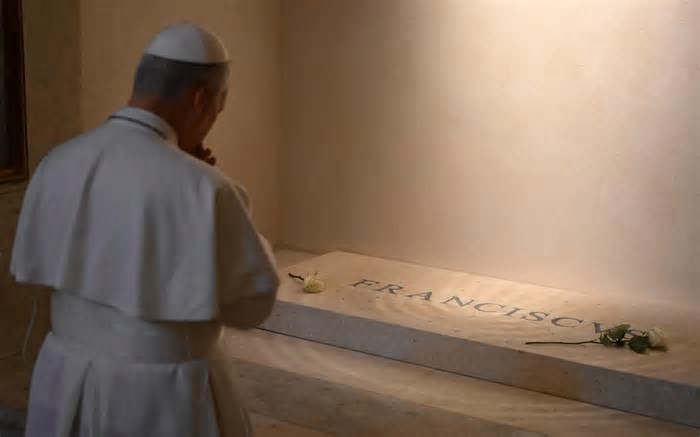 Papa Leão XVI reza diante do túmulo do papa Francisco em Santa Maria Maior