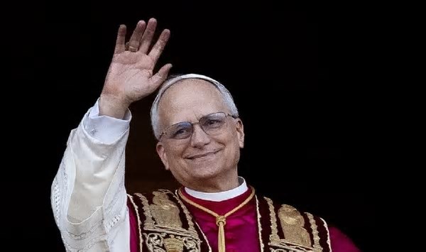 Leão 14 fala sobre o 'fardo' de ser papa e explica a escolha do nome