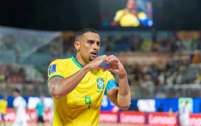 Brasil estreia com vitória na Copa do Mundo de futebol de areia
