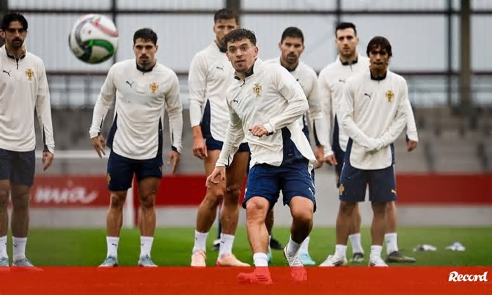 Pote brinca com a imagem de marca: «Eles a ver os passes para a baliza...»