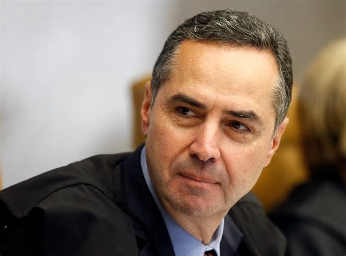 Barroso rebate críticas ao STF e defende voto distrital misto para o Brasil