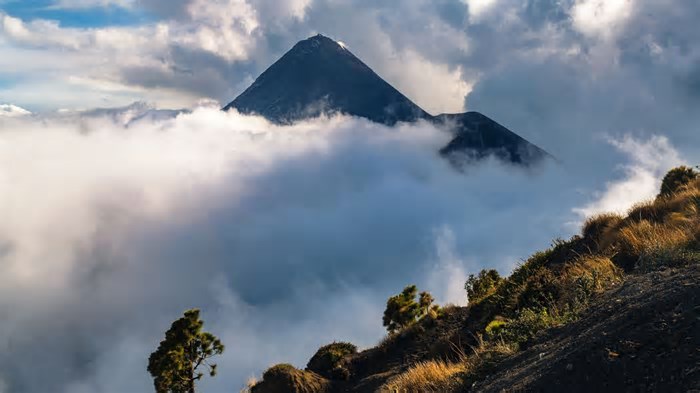Erupção do Vulcão Fuego: desafios e resiliência frente a um gigante natural