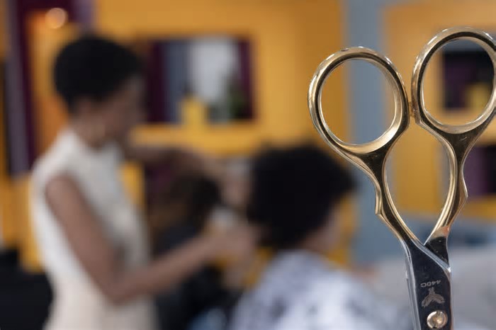 Do quintal para o mundo: salão afro criado em cômodo de Goiás empodera brasileiras