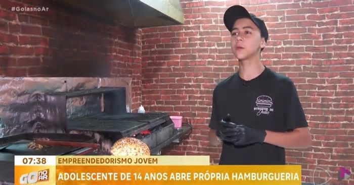 Jovem de 14 anos abre hamburgueria de sucesso, em Anápolis (GO)