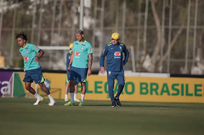 Ancelotti comanda primeiro treino após imersão no futebol do Brasil