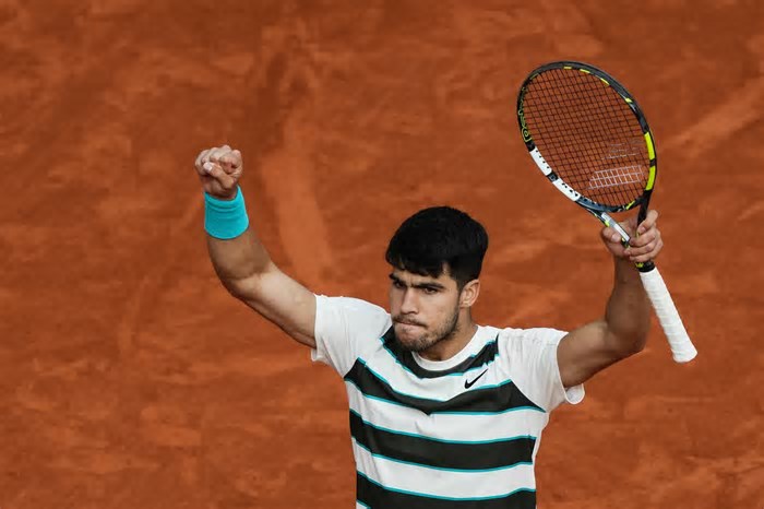 Alcaraz supera Sinner na final mais longa de Roland Garros e é bicampeão