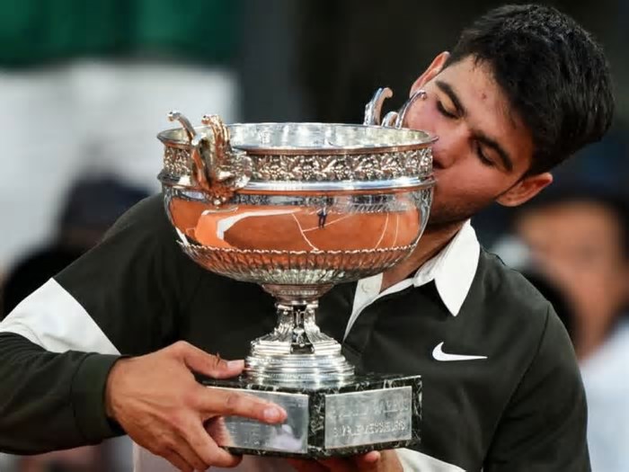 Alcaraz vence Sinner em final épica e repete título em Roland Garros