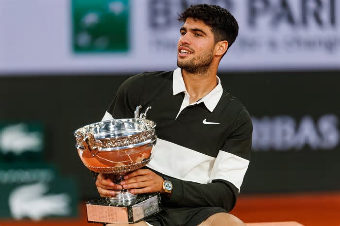 Vitorioso em Roland Garros, Carlos Alcaraz usa relógio dourado de mais de R$ 300 mil em cerimônia