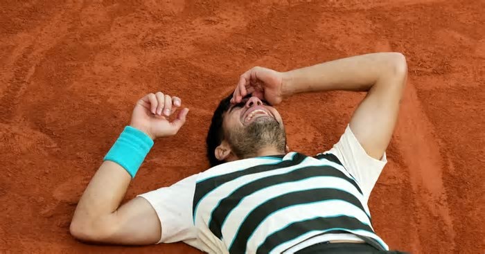 Alcaraz salva 3 match points, bate Sinner e leva bi em Roland Garros na final mais longa da história