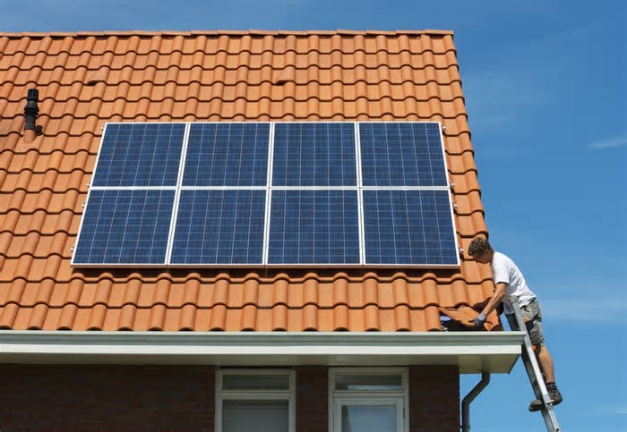 Painel solar funciona durante um apagão? Entenda o sistema de distribuição elétrica