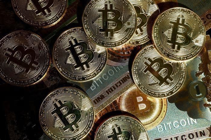 Criptomoedas: bitcoin recua em meio a tensões comerciais e geopolíticas