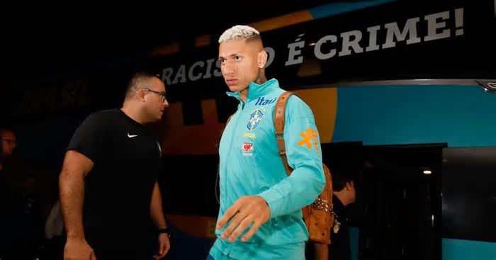 Seleção Brasileira desembarca em Guayaquil para duelo contra o Equador pelas Eliminatórias