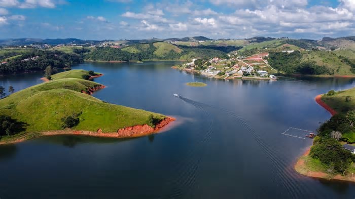 Cidade de 10 mil habitantes vira 'colônia de férias' para influenciadores, mas atrai também crime organizado