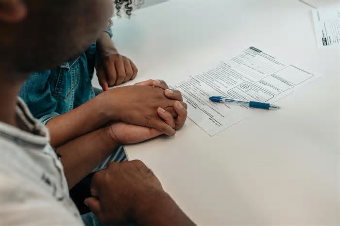 Contrato de namoro: o que o documento significa e como a lei brasileira o entende