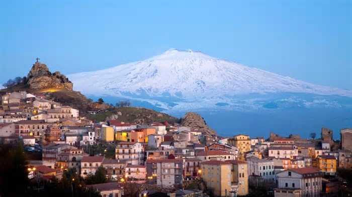 Instabilidade no verão europeu: é seguro viajar para Itália, Turquia e Grécia após erupção do vulcão Etna e terremoto?