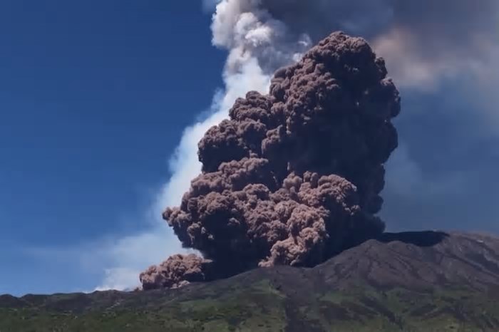 Vulcão Etna em erupção (a mais forte em 4 anos): explosão fez turistas fugirem na Sicília