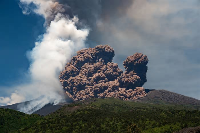 Erupção do vulcão Etna apanha turistas desprevenidos