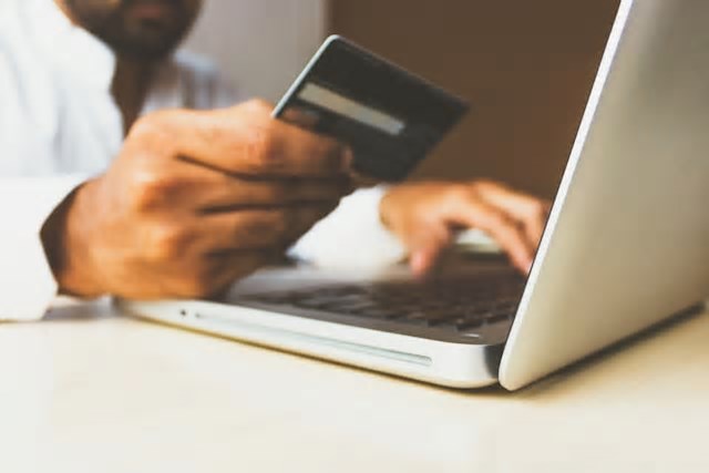 Tecnologia em alta: mais da metade dos consumidores diz usar IA para fazer compras