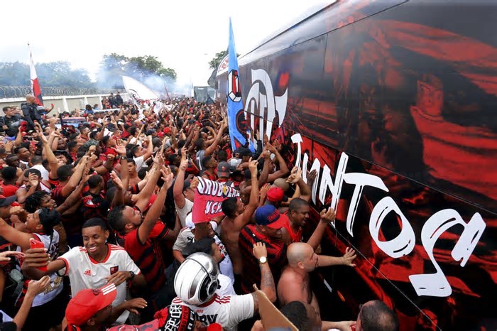 Nova linha de roupas, 75 pessoas e três toneladas de bagagem: veja detalhes do embarque do Flamengo para Copa de Clubes