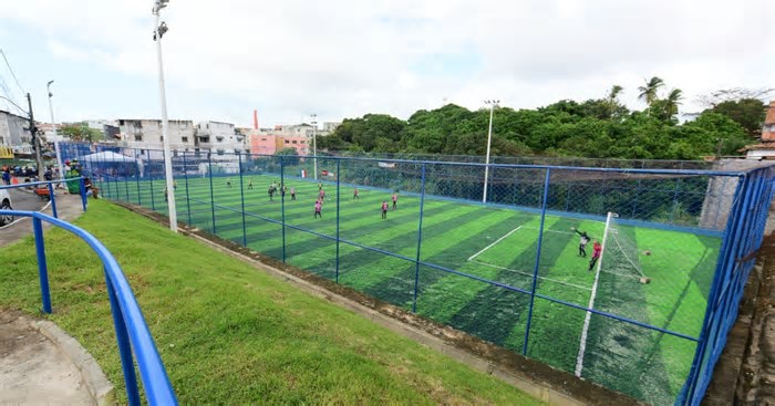 Prefeitura inaugura novo campo de grama sintética na Estrada das Barreiras, em Salvador