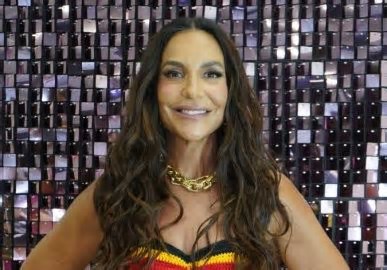 Ivete Sangalo encanta web ao cantar em festa junina com filha de Lore Improta no colo