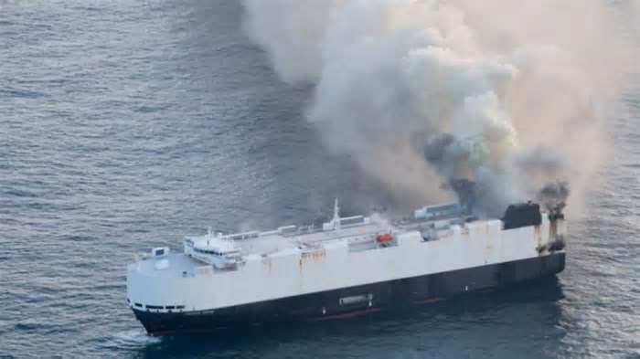 Navio com cerca de 3 mil carros é abandonado no meio do Oceano Pacífico