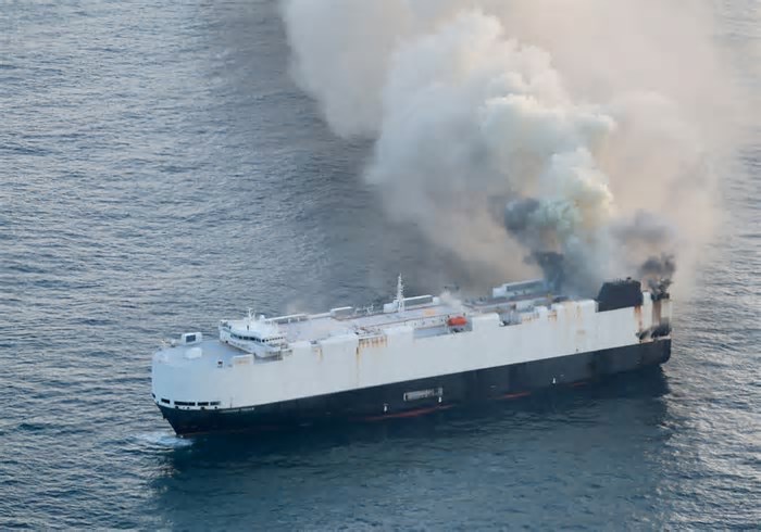 O que se sabe sobre navio com 3 mil carros abandonado no meio do Oceano Pacífico