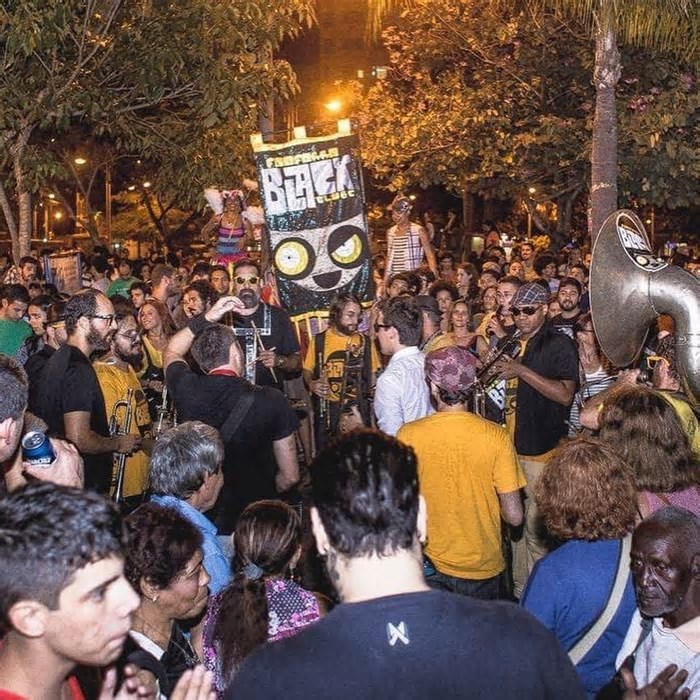 Saens Peña vira cinema a céu aberto com filmes gratuitos e roda de samba
