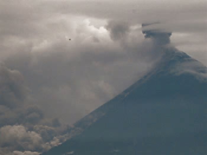 Quase 800 evacuados por erupção de vulcão de Fuego na Guatemala