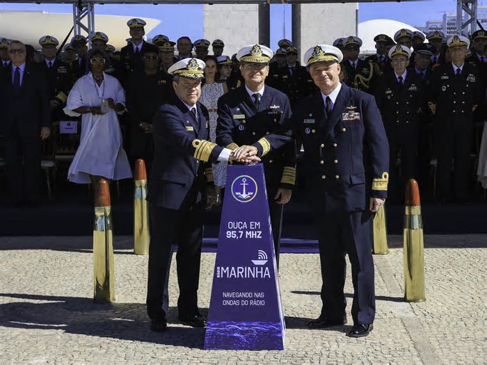 Com a “benção” de 3 almirantes, Marinha inaugura sua nova rádio FM: sistema de transmissão conta com 7 estações espalhadas pelo Brasil