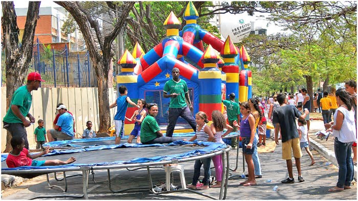 Brinquedos, cama elástica, exposição de carros antigos e breakdance: veja atrações do ‘A Rua é Nossa’ deste domingo em cada regional de BH